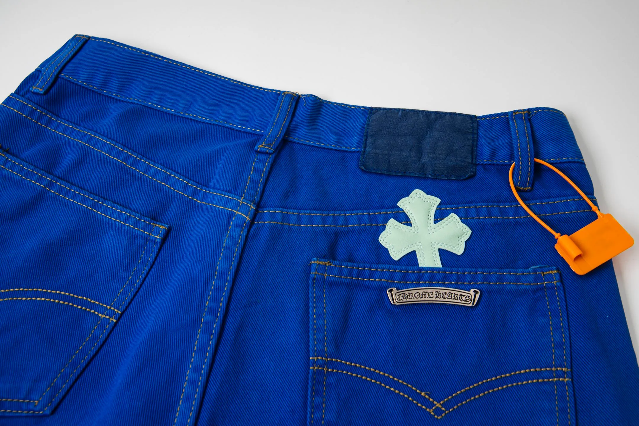 P270 Chrome hearts｜ch Chrome Hearts London-limited dopamine blue leather jeans - charming dopamine personality jeans, indispensable for fashionistas, the same model for celebrities, and a model touted by many bloggers. This new pair of pants is perfect in terms of shape and upper body. It is no exaggeration to say that making a pair of jeans is equivalent to the time of making 20 short-sleeved jeans. The fabric is made of high-quality imported denim. It has a unique high-end texture. I am very satisfied with it after washing and proofing several times. Style number: 1751# Color: Dopamine blue Size: 28 30 32 34